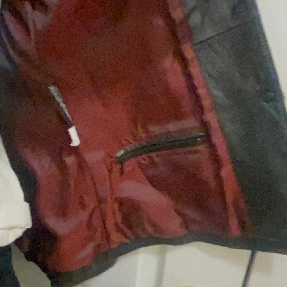 Wilson's leather 100% leather jacket is soft and shiny. Beautiful design - Picture 12 of 16
